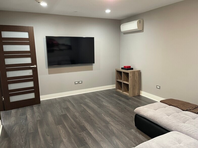 More Photos Of 2220 Ferry Rd, Naperville Showroom For Sale