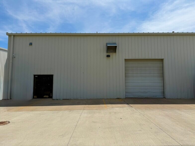 More Photos Of 3 Quest Dr, Bloomington Warehouse For Lease