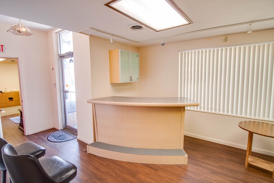 More Photos Of 319-321 Ridge St, Alton Showroom For Sale