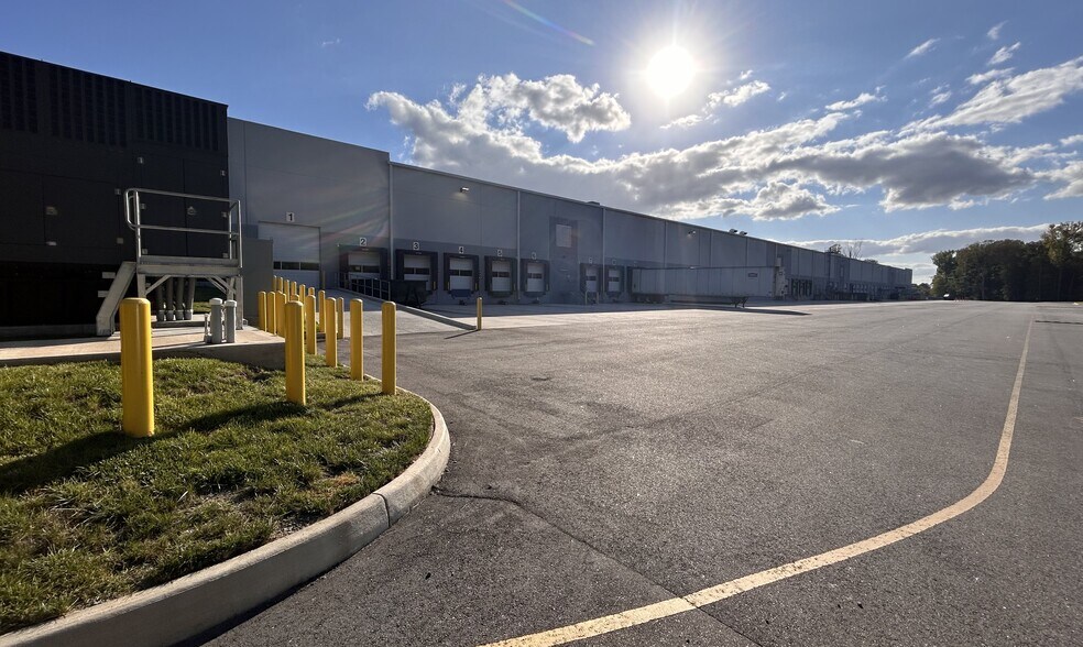 More Photos Of 8440 Times Dispatch Blvd, Mechanicsville Distribution For Lease