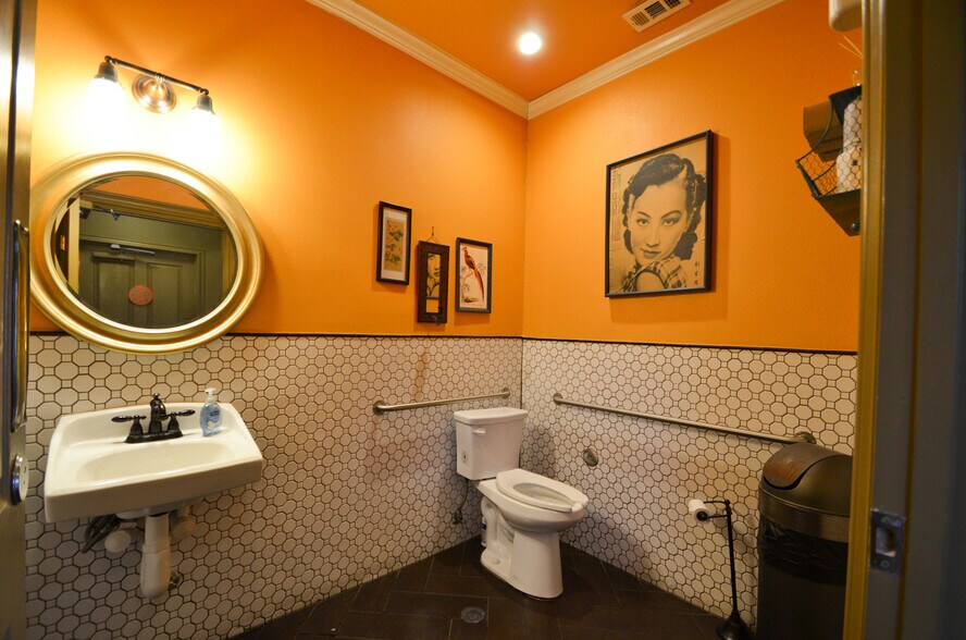 More Photos Of 304 W Cannon St, Fort Worth Restaurant For Sale