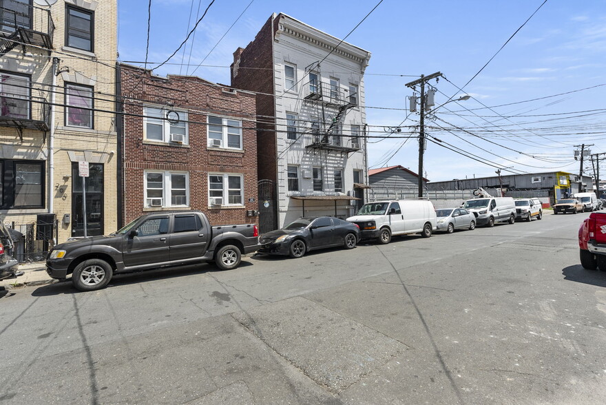 More Photos Of 204 Parkhurst St, Newark Apartments For Sale