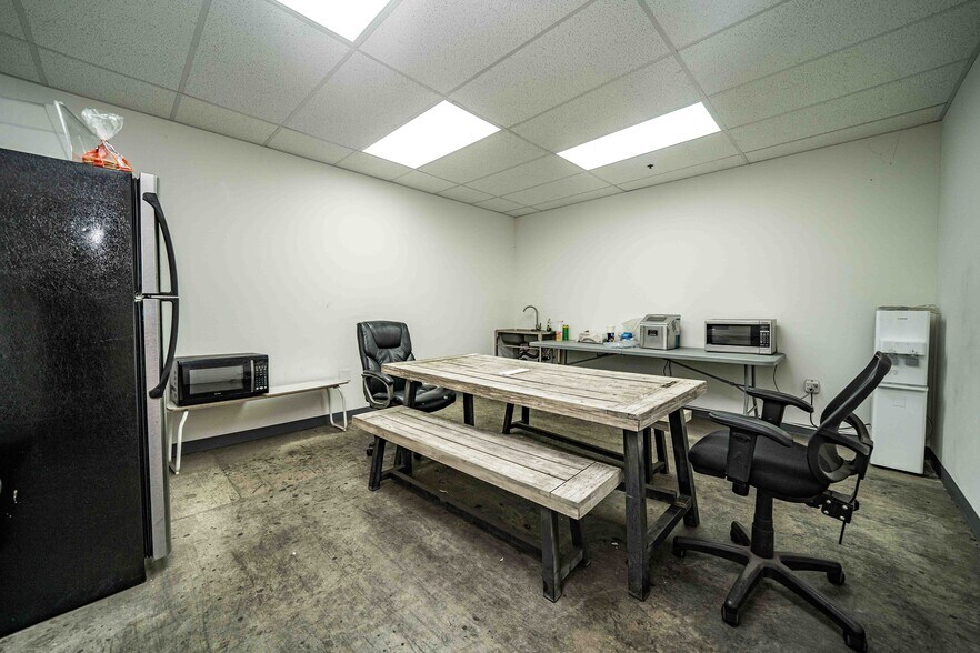 More Photos Of 2001 Saturn St, Monterey Park Light Distribution For Sale