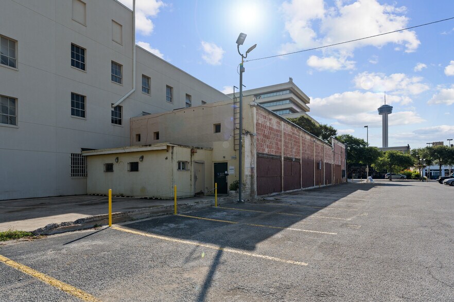 More Photos Of 425-427 S Saint Marys St, San Antonio Storefront Retail Office For Sale