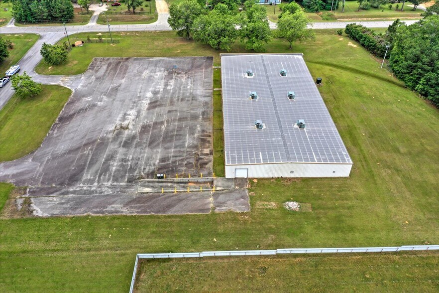 More Photos Of 1002 Commerce, Lincolnton Distribution For Sale