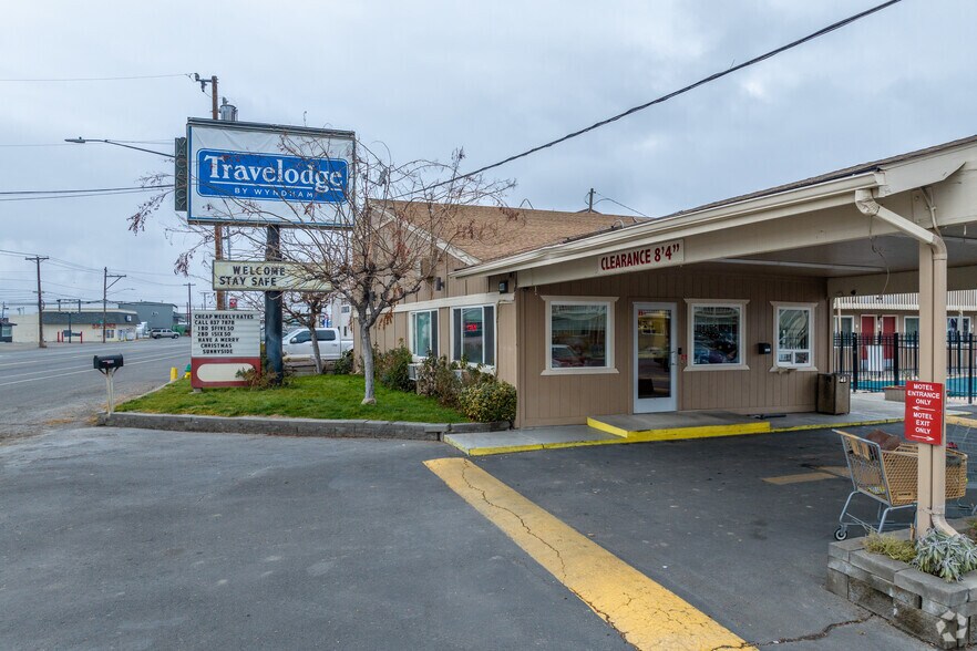 More Photos Of 408 Yakima Valley Hwy, Sunnyside Hotel For Sale
