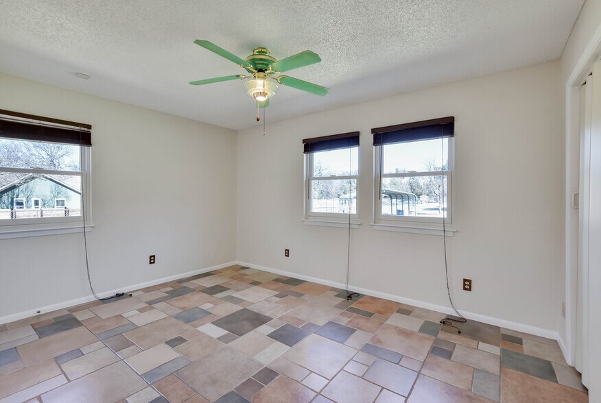 More Photos Of 16001 Awalt Dr, Austin Office For Sale