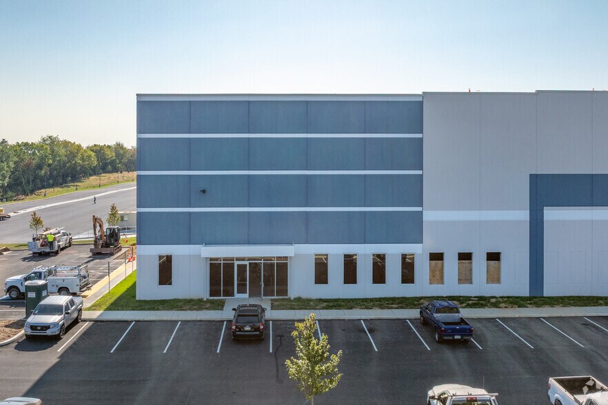 More Photos Of 403 South Chiques Rd, Manheim Distribution For Lease