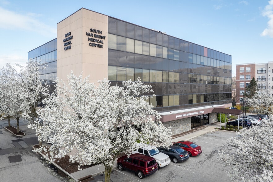 Primary Photo Of 401 S Van Brunt St, Englewood Medical For Lease