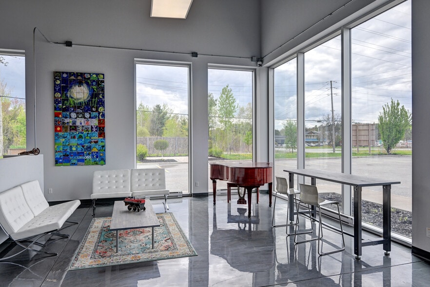 More Photos Of 3665-3701 Boul De La Cite-Des-Jeunes, Vaudreuil-dorion Light Distribution For Lease