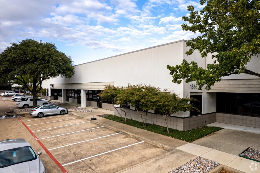 More Photos Of 1865 Summit Ave, Plano Showroom For Lease