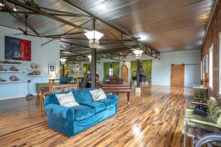 More Photos Of 1611 Washington St, Alexandria Showroom For Sale