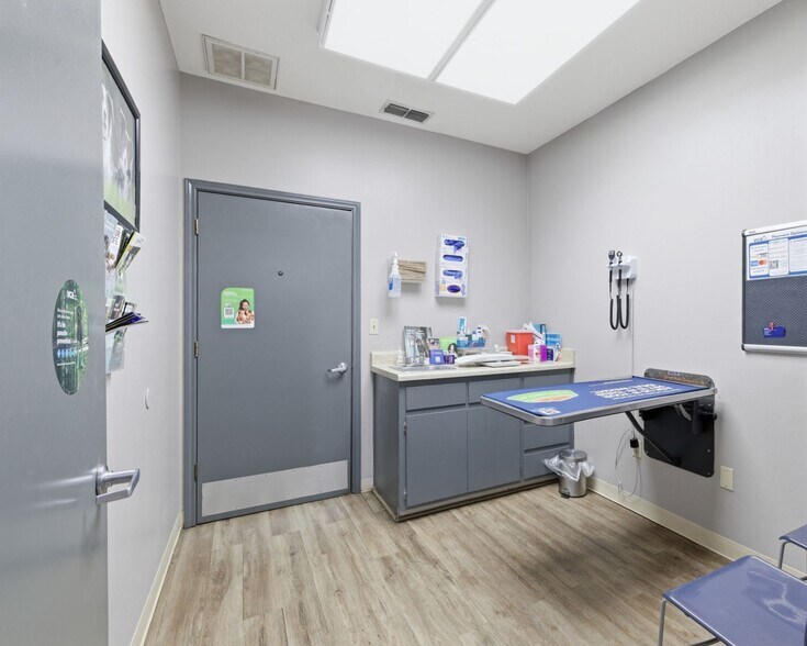 More Photos Of 2558 Thousand Oaks Dr, San Antonio Veterinarian Kennel For Sale