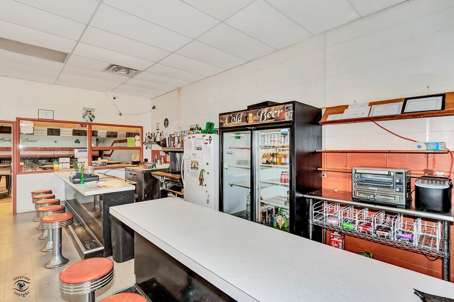 More Photos Of 405 NW Greely Ave, Iroquois Sports And Entertainment For Sale