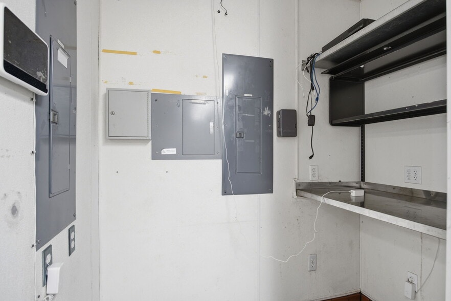 More Photos Of 1601-1617 Bellevue Rd, Atwater Restaurant For Lease