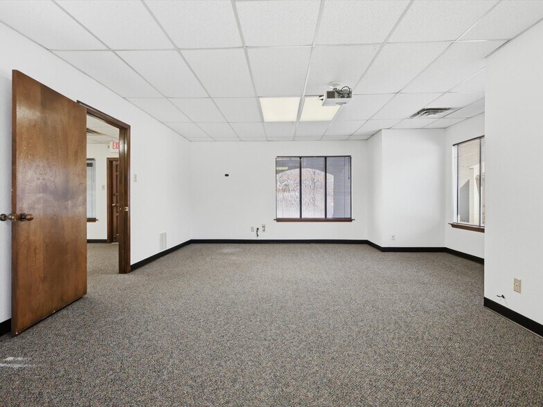 More Photos Of 1006 N Bowen Rd, Arlington Office For Lease