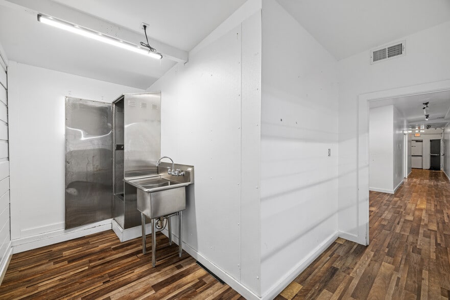 More Photos Of 840 N Cloverdale Blvd, Cloverdale Convenience Store For Sale