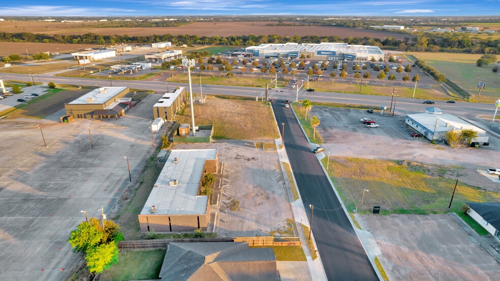 More Photos Of 104 Teakwood Dr, Victoria Medical For Sale