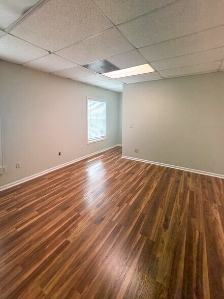 More Photos Of 890 Johnnie Dodds Blvd, Mount Pleasant Office For Lease