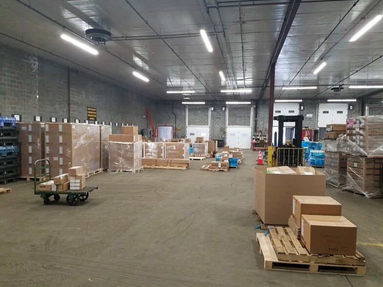 More Photos Of 1 Horseshoe Pond Ln, Concord Light Distribution For Sale