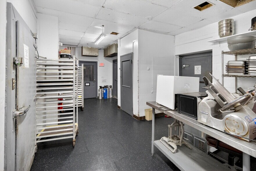 More Photos Of 3 Watervliet Avenue Ext, Albany Hotel For Sale