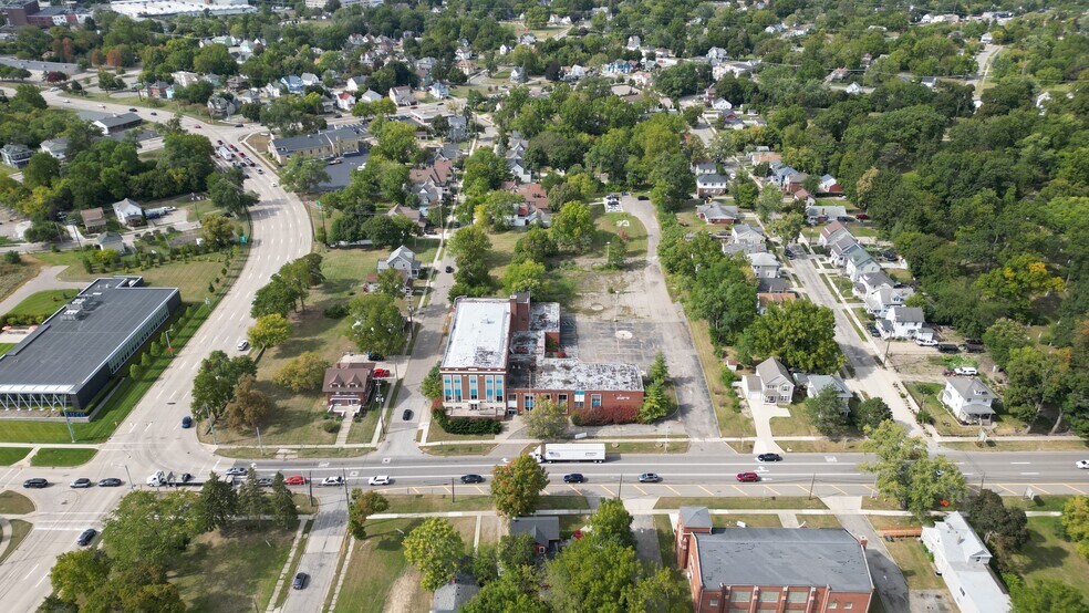 More Photos Of 131 University Dr, Pontiac Health Club For Sale