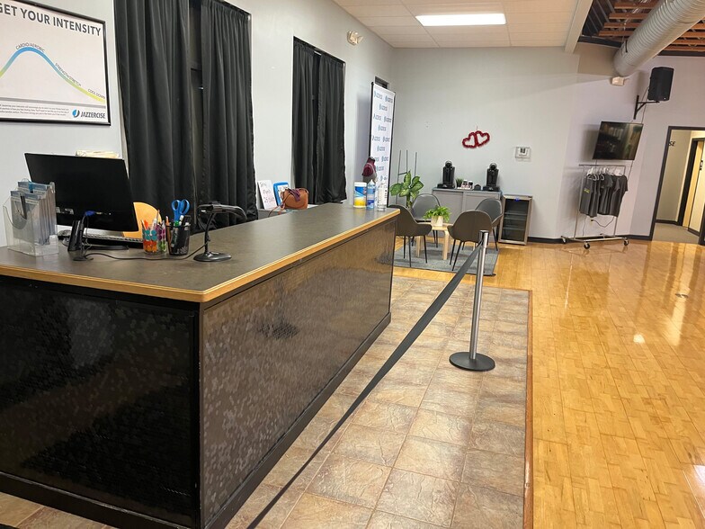 More Photos Of 450-462 SW Ward Rd, Lee's Summit General Retail For Lease