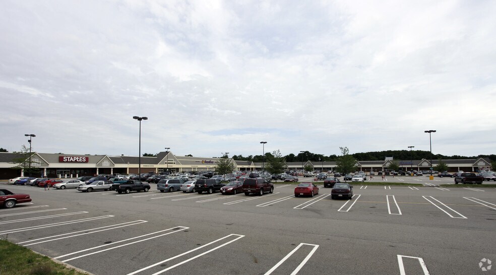 More Photos Of 113-133 Samoset St, Plymouth Storefront For Lease