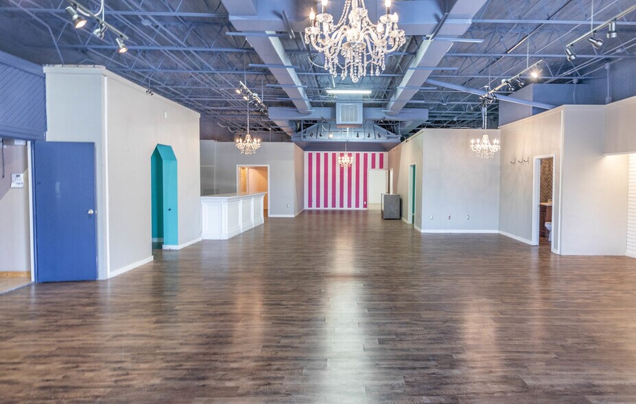 More Photos Of 4615-4617 50th St, Lubbock Freestanding For Sale