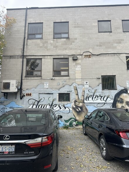 More Photos Of 627 Bloor St W, Toronto Office For Lease