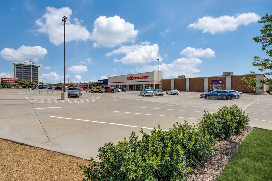 More Photos Of 930-1000 W Airport Fwy, Irving Health Club For Lease