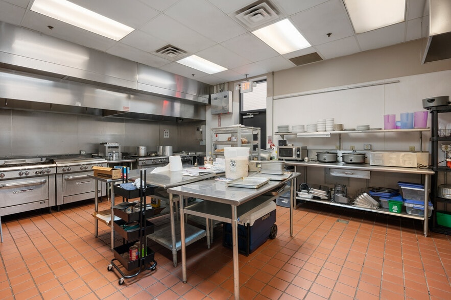 More Photos Of 108 S Walnut St, Muncie Office For Sale