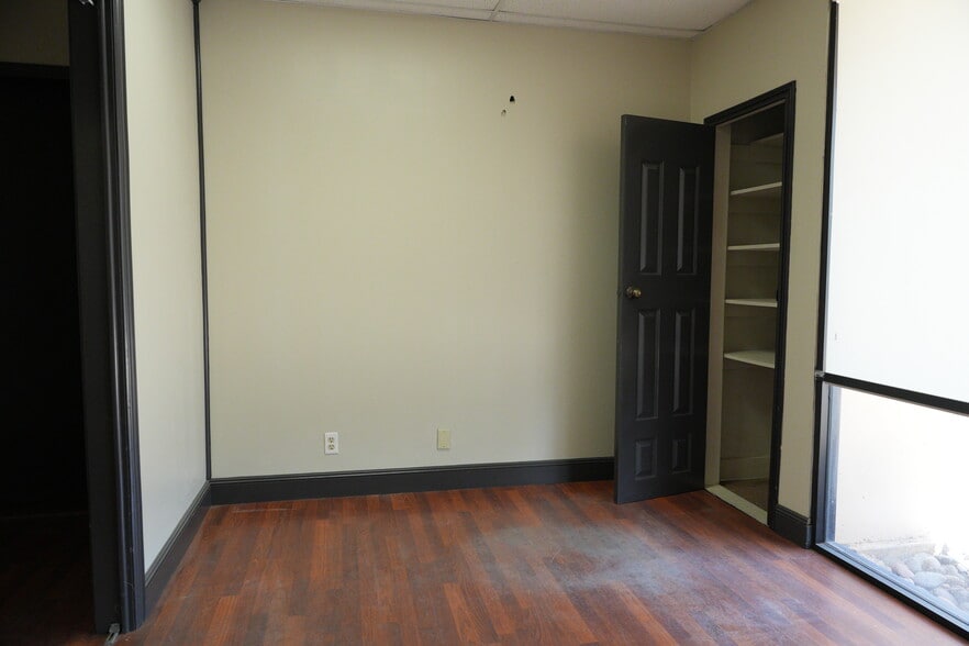 More Photos Of 501 Industrial Dr, Richardson Warehouse For Lease