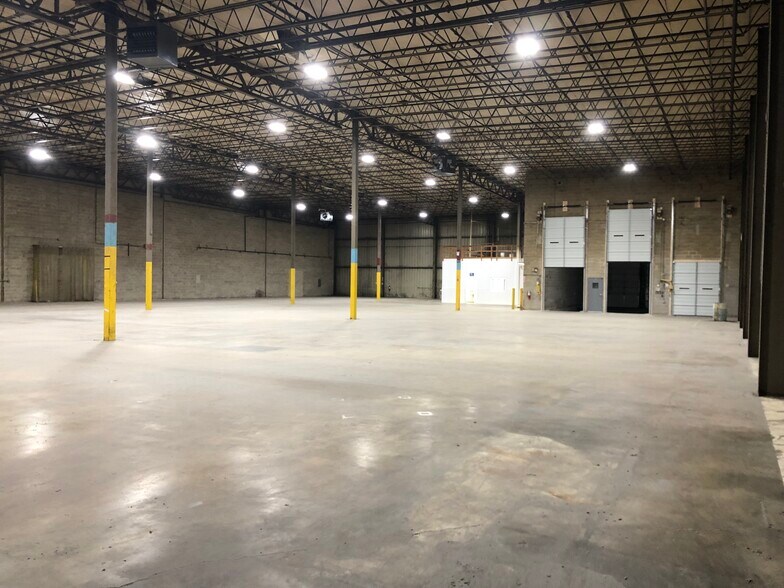 More Photos Of 3841-3865 Swanson Ct, Gurnee Manufacturing For Lease