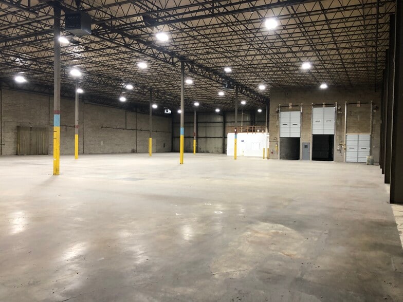 More Photos Of 3841-3865 Swanson Ct, Gurnee Manufacturing For Lease