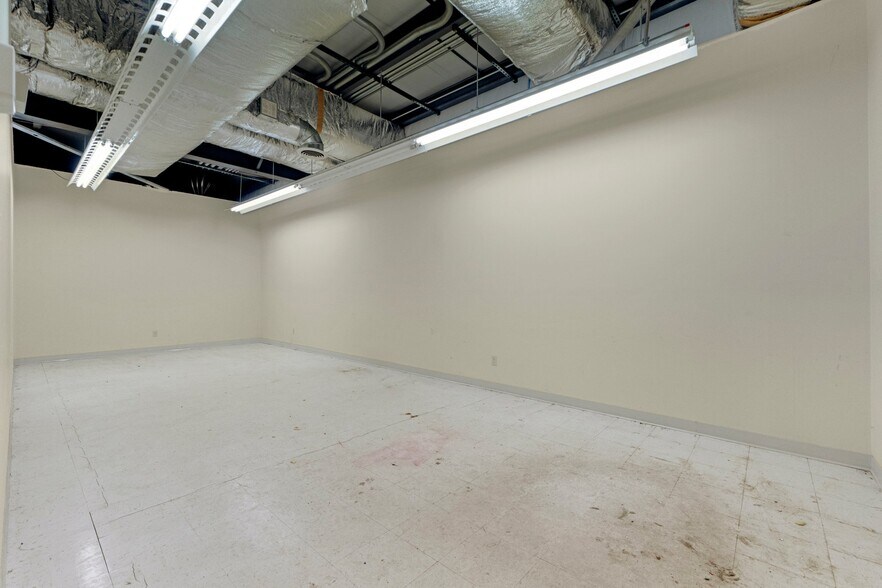 More Photos Of 8645 E Backwater Rd, North Webster Showroom For Lease