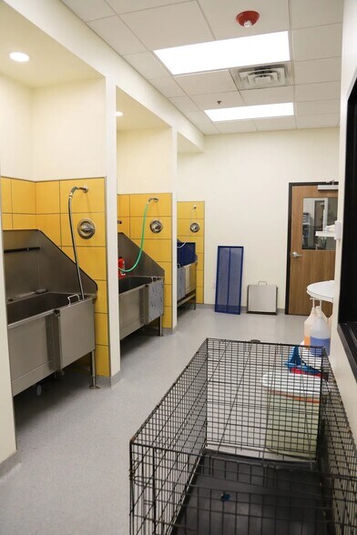 More Photos Of 2020 N Kelly Ave, Edmond Veterinarian Kennel For Sale