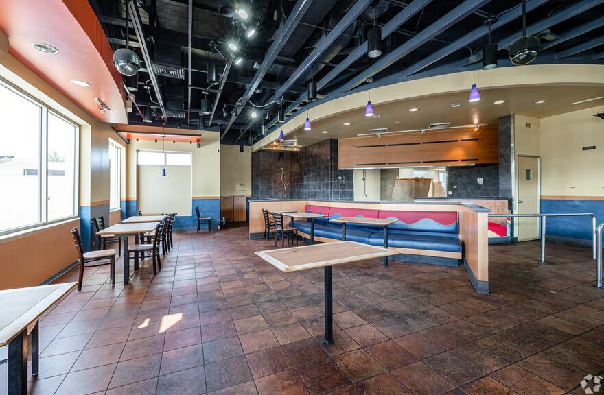 More Photos Of 1914 W 79th St, Chicago Freestanding For Lease