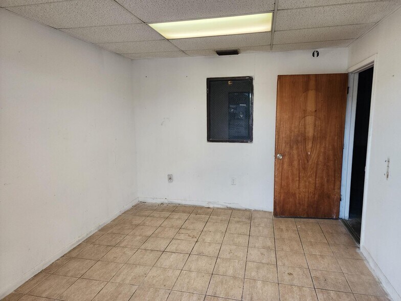 More Photos Of 3667-3691 46th Ave N, Saint Petersburg Manufacturing For Lease