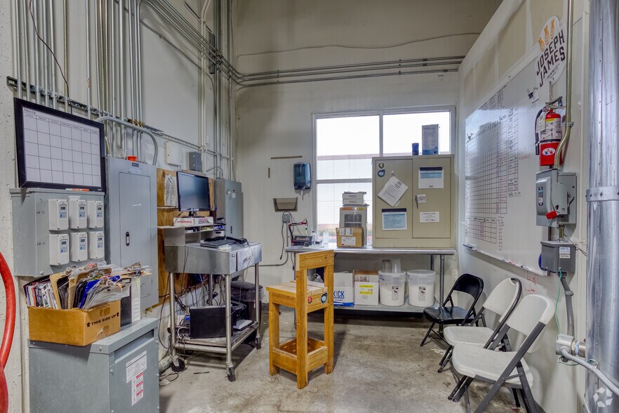 More Photos Of 155 N Gibson Rd, Henderson Warehouse For Sale