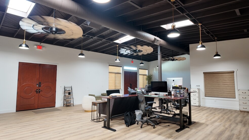 More Photos Of 2150 Newport Blvd, Costa Mesa Flex For Sale