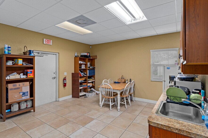 More Photos Of 8352 Forest Oaks Blvd, Spring Hill Office For Sale