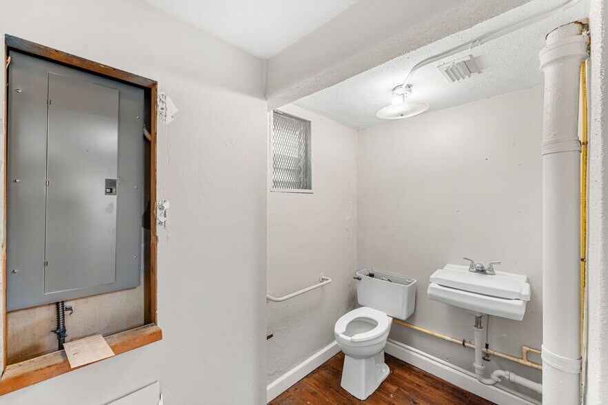 More Photos Of 820 E New Haven Ave, Melbourne Unknown For Lease