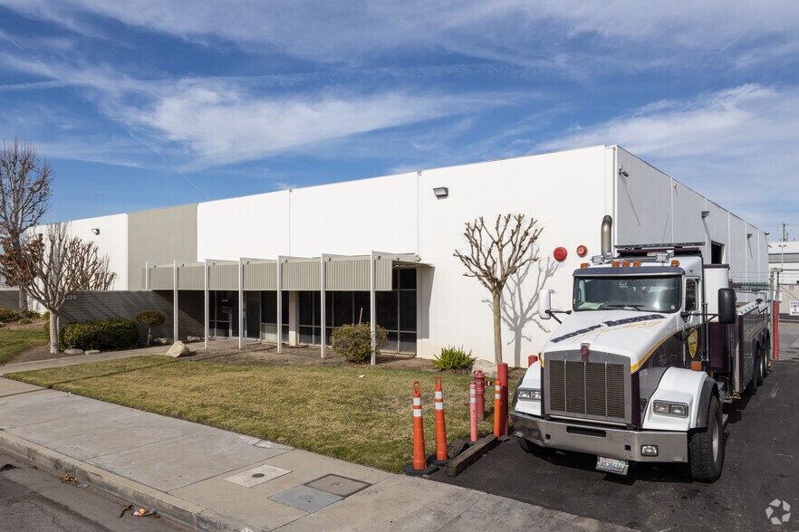 More Photos Of 8045 Woodley Ave, Van Nuys Unknown For Lease