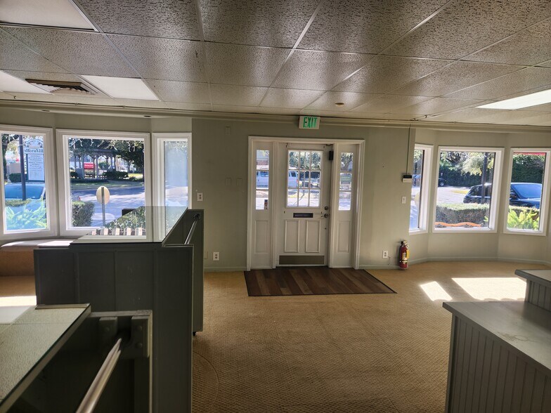 More Photos Of 102 Redfern Vlg, St Simons Island General Retail For Lease