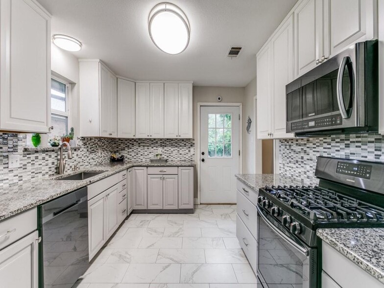 More Photos Of 128 Taylor St, Keller Flex For Sale