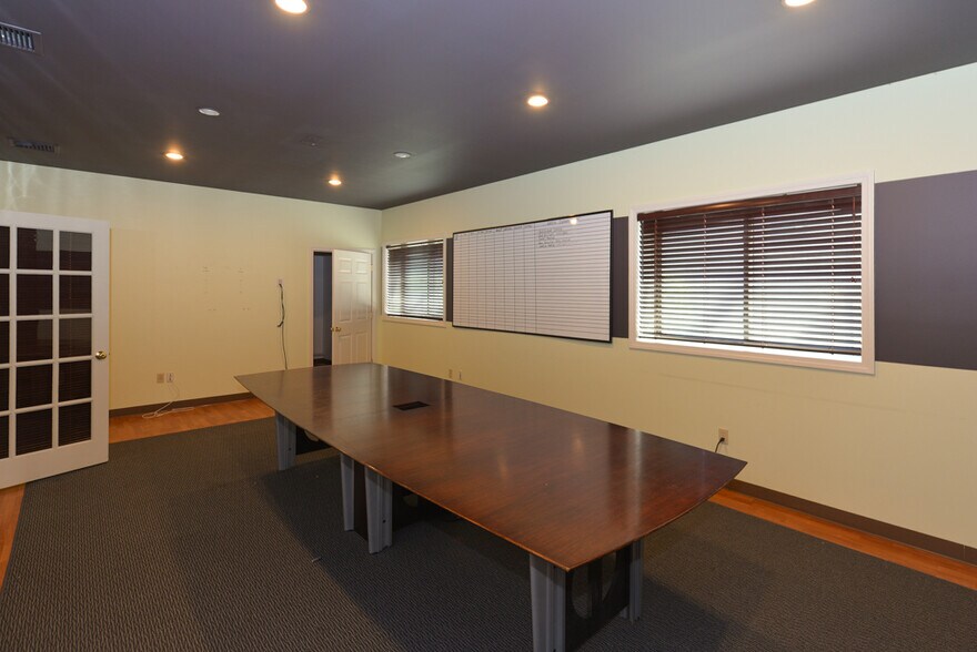 More Photos Of 8 Pecks Ln, Newtown Flex For Lease