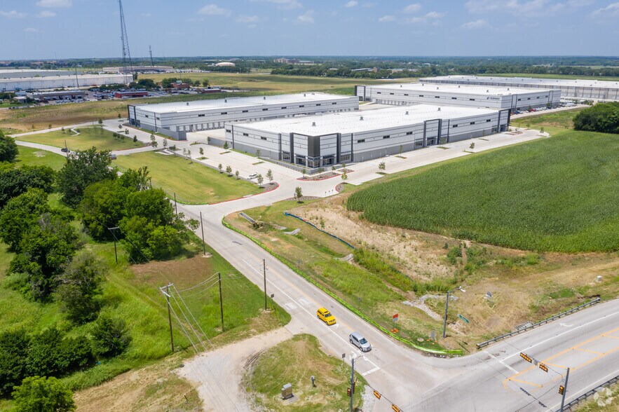 More Photos Of 320 Wilmeth Rd, McKinney Distribution For Lease