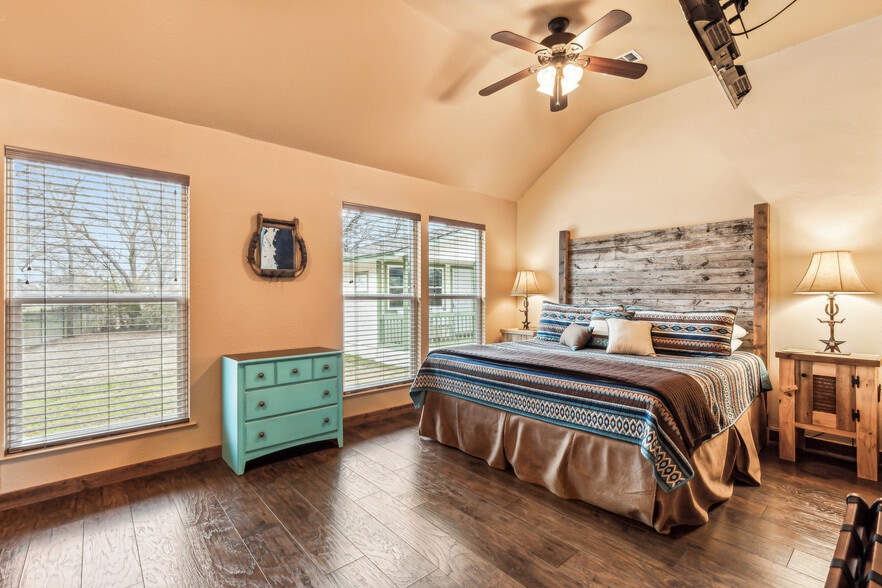 More Photos Of 512 N Travis St, Granbury Hospitality For Sale