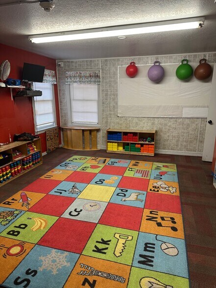 More Photos Of 1005 Austin St, Midland Storefront For Sale